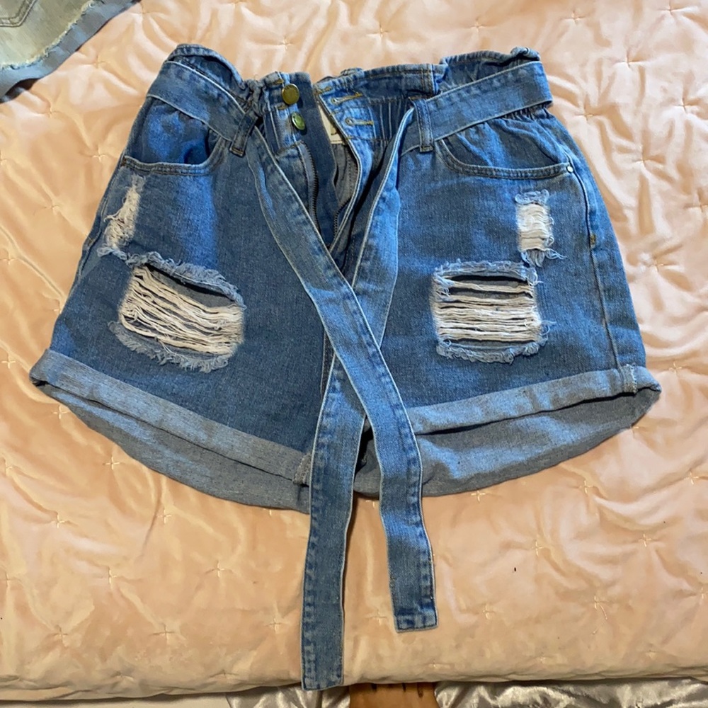 High waisted boyfriend shorts with belt